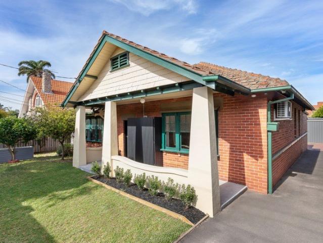 Flexible family sized living in a quiet street