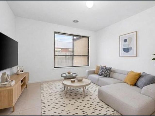 FLEXIBLE FLOORPLAN MULTIPLE LIVING ZONES THREE BEDROOMS PLUS STUDY!