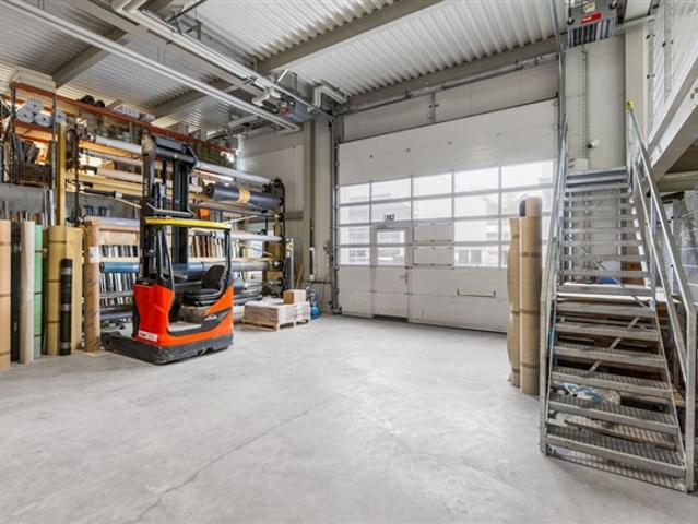 Gewerbezentrum mit Lager, Büro und Showroom an attraktiver Lage in Ittigen
