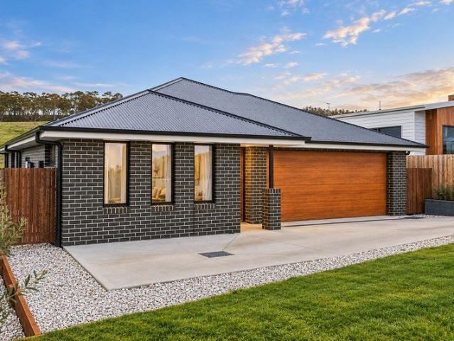 Flexible large family home with vast living area