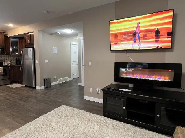 FLEXIBLE LEASING, FULLY FURNISHED LEGAL WALKOUT SUITE IN PANORAMA HILLS NW 1