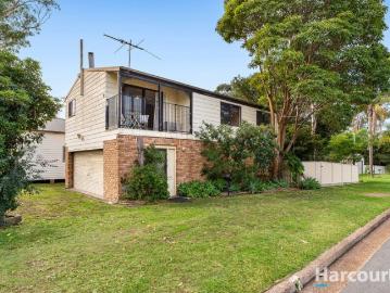 Flexible living across two levels, footsteps from parkland