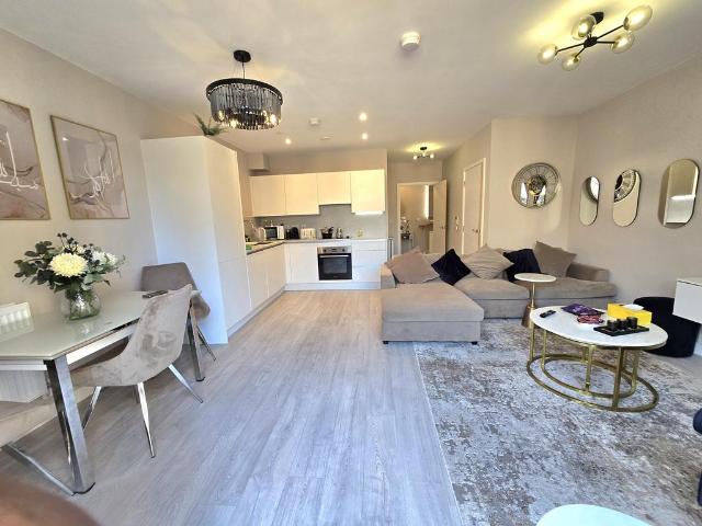 Flexible Short Term 2 Bed Duplex. 2 bed flat to rent £3,200 pcm £738 pw