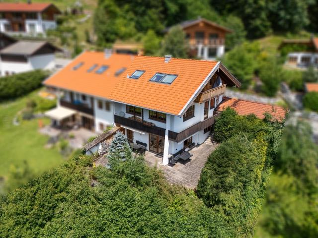 Flexibles Raumwunder: Großzügiges Wohnungs Ensemble mit Gärten, Stellplätzen und Sauna