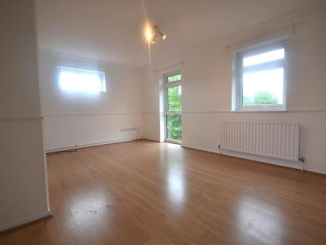 Fleetham Gardens, Lower Earley RG6, 2 bed flat to rent, £1,300 pcm | PrimeLocation