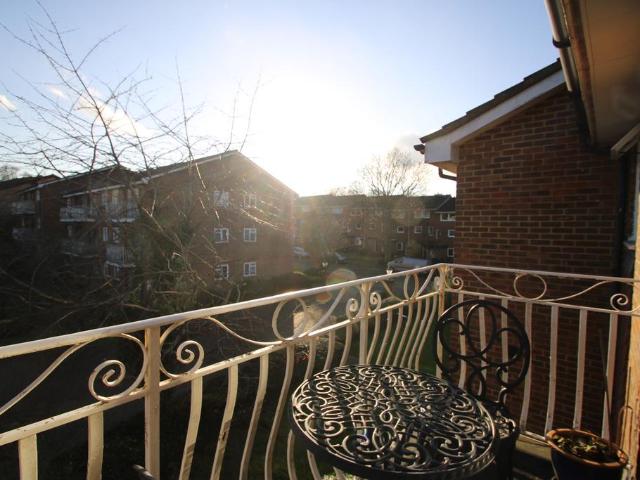 Fleetwood Close, Croydon, CR0 2 bed flat to rent £1,650 pcm £381 pw