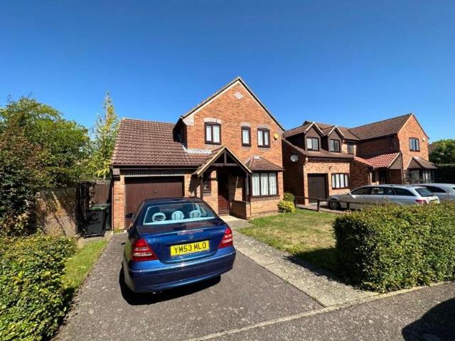 Fleming Close, Biddenham, MK40 3 bed detached house to rent £1,675 pcm £387 pw