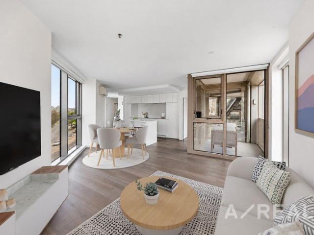 Flemington Apartment, Resort Amenities, Skyline Views Plus Dual Balconies