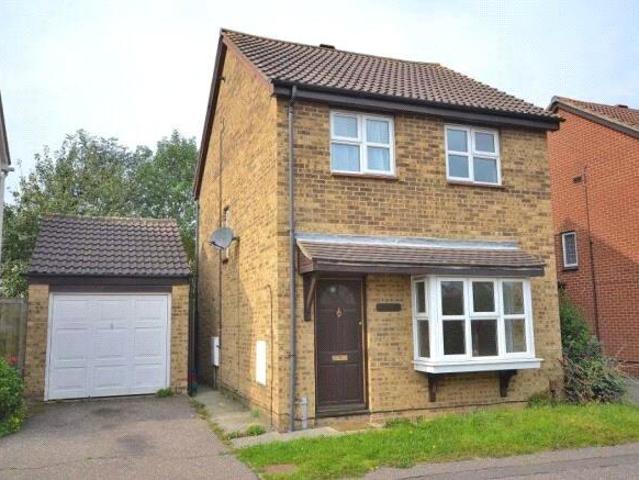 Flintwich Manor, Chelmsford, Essex, CM1 3 bed detached house to rent £1,575 pcm £363 pw
