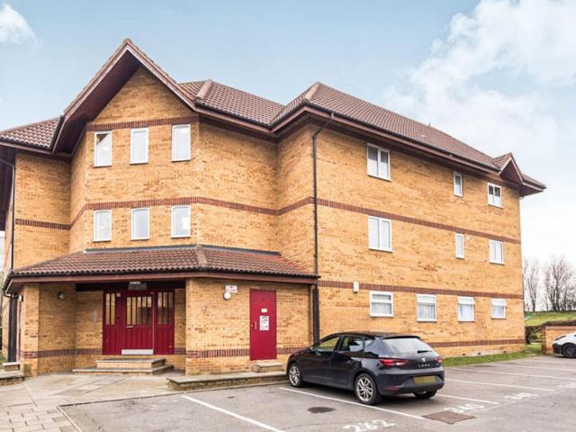 Frobisher Road, Erith DA8, 2 bed flat to rent, £1,450 pcm | PrimeLocation