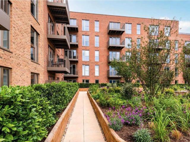 Frogmore Avenue, Watford 2 bed flat to rent £2,300 pcm £531 pw