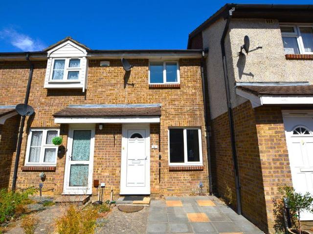 Frogmore Close, Slough 2 bed terraced house to rent £1,500 pcm £346 pw