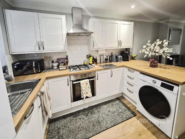 Frogmore Close, Slough, Berkshire, SL1 2 bed semi detached house to rent £1,650 pcm £381 pw