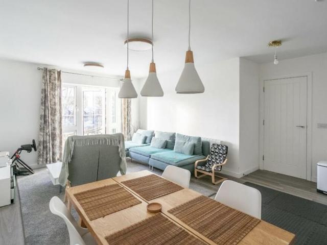 Frogmore Road, Hemel Hempstead HP3, 3 bed flat to rent, £2,000 pcm | PrimeLocation