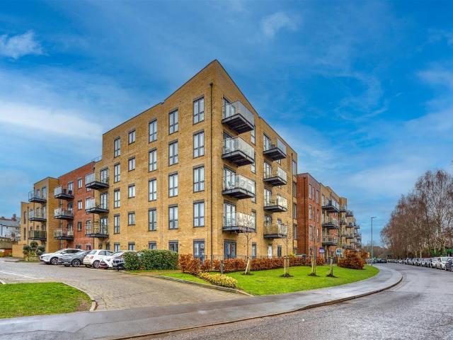 Frogmore Road, Hemel Hempstead HP3, 1 bed flat to rent, £1,600 pcm | PrimeLocation