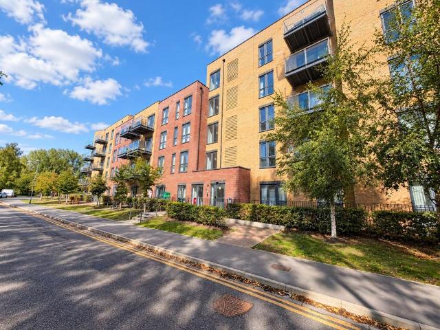 Frogmore Road, Hemel Hempstead, HP3 2 bed flat to rent £1,800 pcm £415 pw