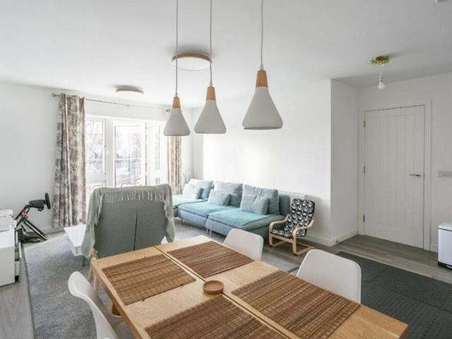 Frogmore Road 3 bed apartment to rent £2,000 pcm £462 pw