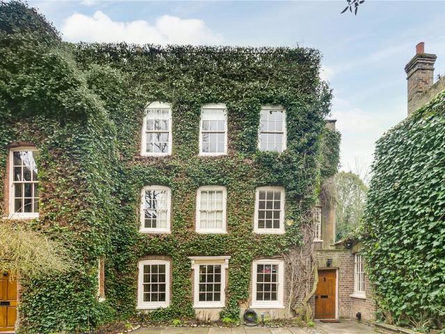Frognal, Hampstead, London, NW3 2 bed semi detached house to rent £5,633 pcm £1,300 pw