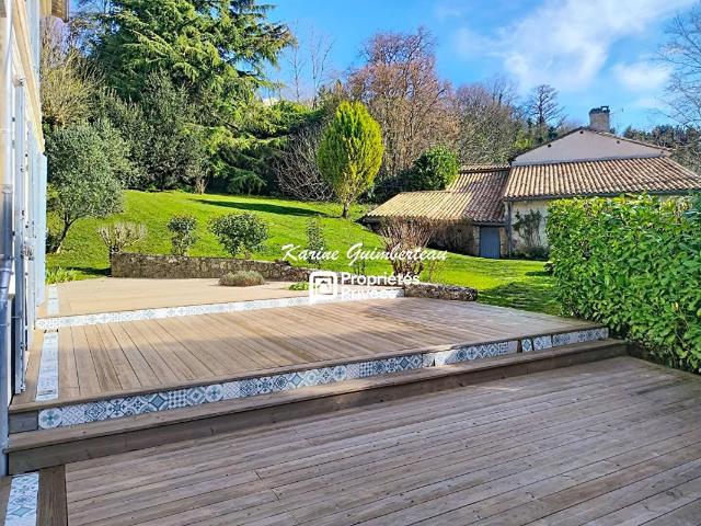 Fronsadais: Maison type Girondine en pierre 208 m2 + dépendance