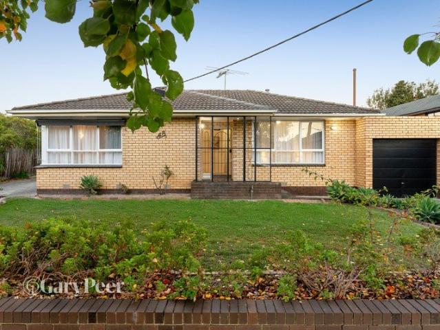 Front Villa living walk to station, shops & schools