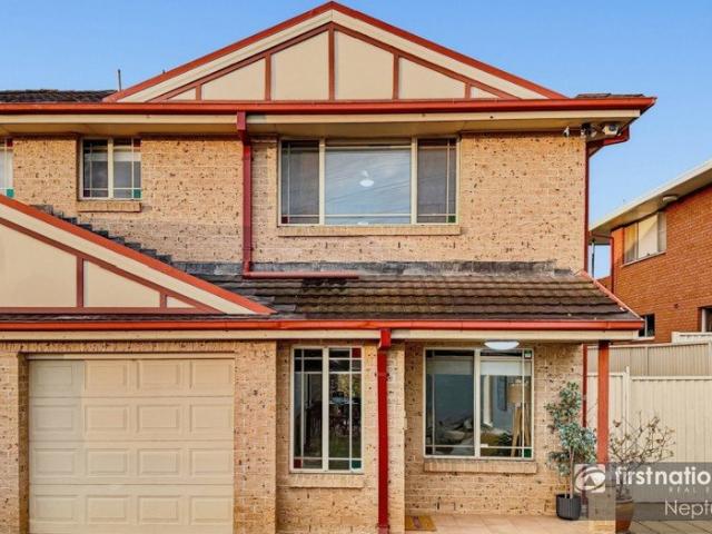 FRONT FACING DUPLEX STYLE TOWNHOUSE!