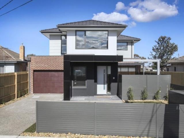 FRONT NEAR MODERN AND SPACIOUS TOWNHOME!