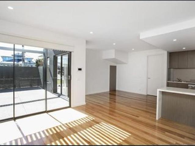 FRONT NEAR MODERN AND SPACIOUS TOWNHOME!