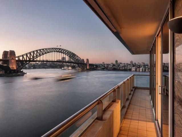Front Row to Sydney's Harbour Views