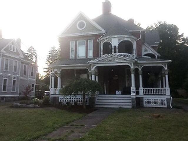 Front St
