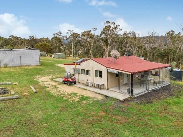 Frontage to Castlereagh Highway