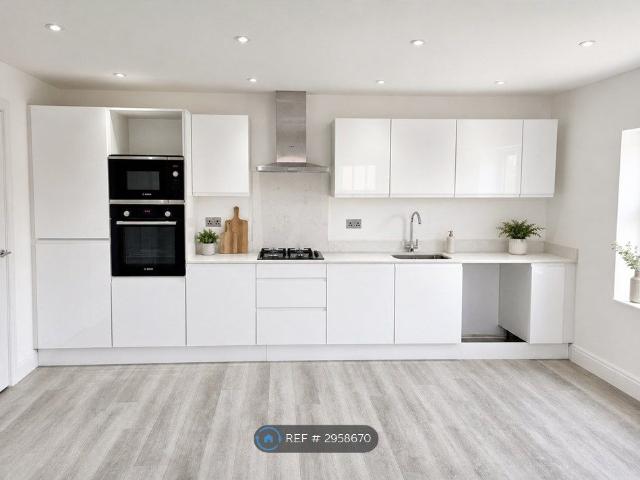 Frontier Court, Woking GU21, 2 bed flat to rent, £1,700 pcm | PrimeLocation