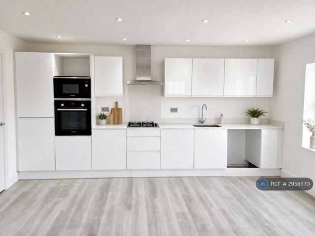 Frontier Court, Woking, GU21 2 bed flat to rent £1,700 pcm £392 pw