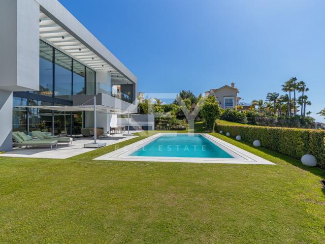 Frontline golf villa with panoramic sea and mountain views in Los Arqueros, Benahavis