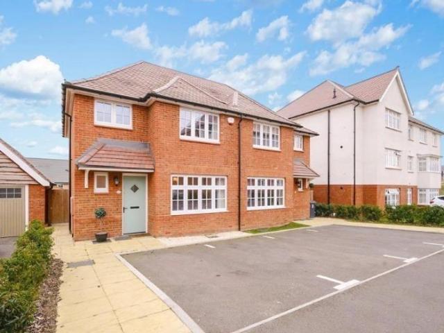 Frost Close, Weldon, Ebbsfleet. 3 bed semi detached house to rent £2,450 pcm £565 pw
