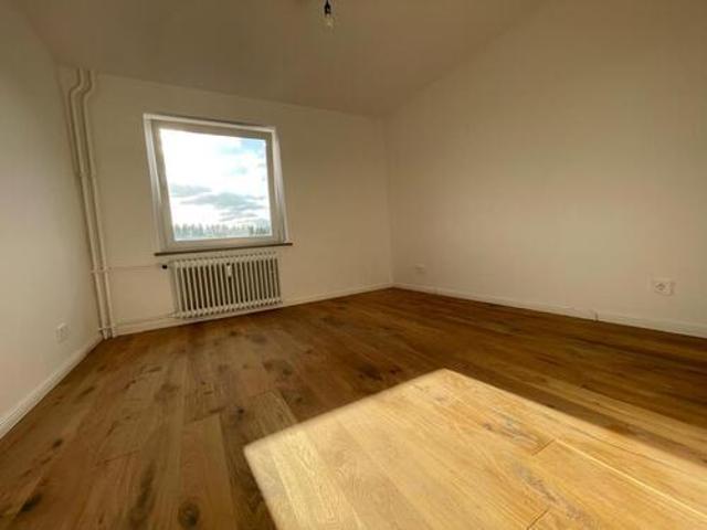 Frauen WG Zimmer in frisch sanierter 3 Zimmer Wohnung