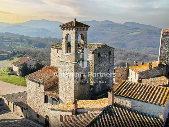 Frazione Izzalini 14 17 vani 470mq