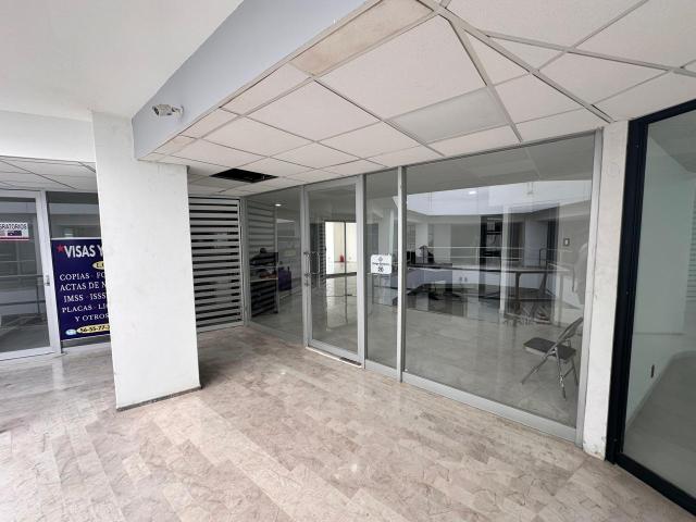 Fracc. Club Deportivo Local en Venta sobre Av. Costera M. Aleman