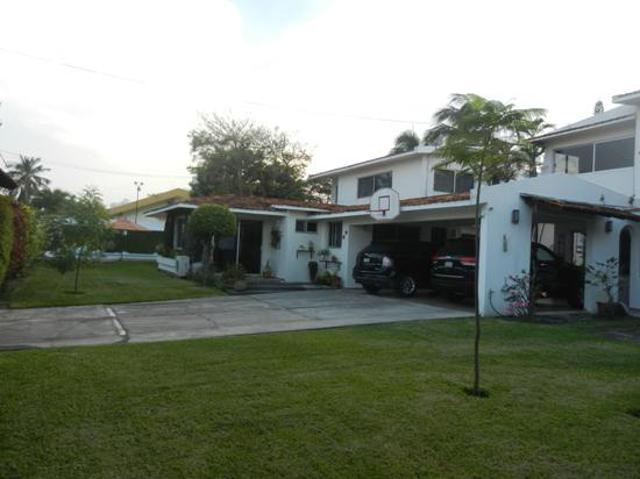 Fracc. Floresta, amplia residencia con alberca y amplio jard?n