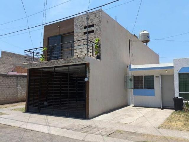 Parques Tesistan casa ampliada a 5 Recamaras 3 Wc y Studio cochera techada y portón herrería Zapopan