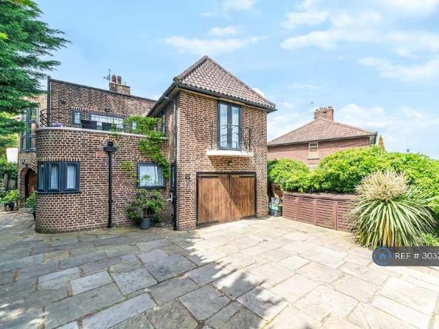 Framlingham Crescent, London, SE9 5 bed detached house to rent £6,000 pcm £1,385 pw