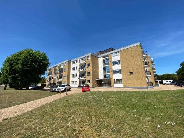 Frampton Court, Denham 2 bed apartment to rent £1,600 pcm £369 pw