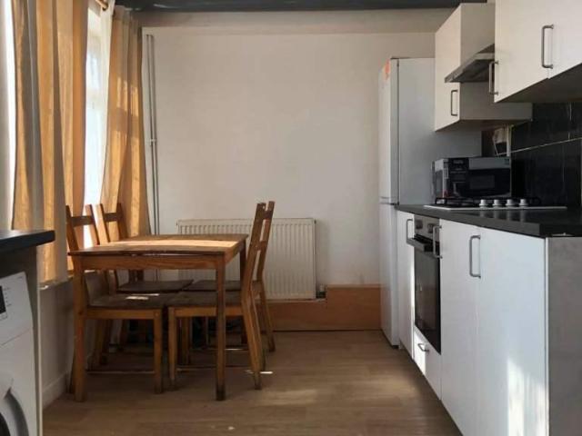 Frampton Crescen, Bristol, BS16 4 bed house to rent £2,100 pcm £485 pw