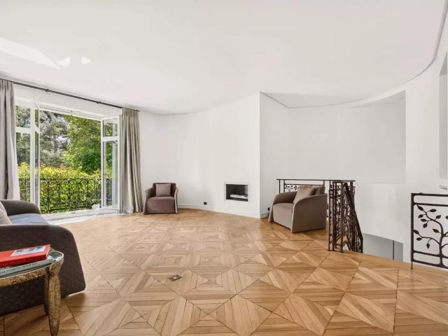 France | Paris 16e | 3 chambres | 3 salles de bains | 240 m². 240m² Paris 17ème