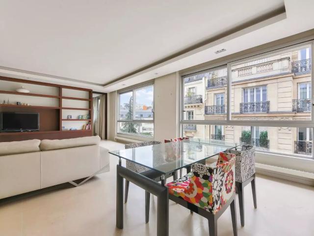 France | Paris 8e | 3 chambres | 2 salles de bains | 105 m². 105m² Paris 16ème