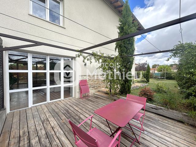 Francheleins Maison T5 d'environ 165m2 197 m2 au sol avec jardin