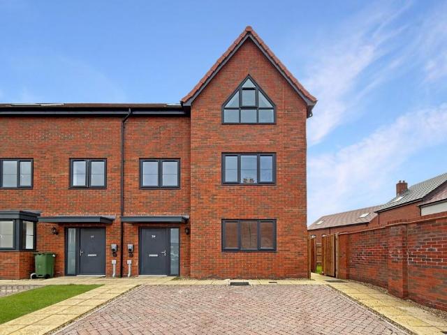 Francis Avenue, Aylesbury. 4 bed end of terrace house to rent £2,500 pcm £577 pw