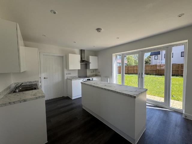 Francis Avenue, AYLESBURY 4 bed house to rent £2,500 pcm £577 pw