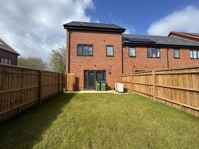 Francis Avenue, AYLESBURY 4 bed house to rent £2,500 pcm £577 pw