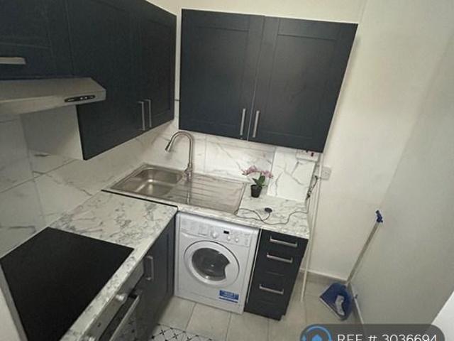 Francis Chichester Way, London, SW11 2 bed flat to rent £2,100 pcm £485 pw