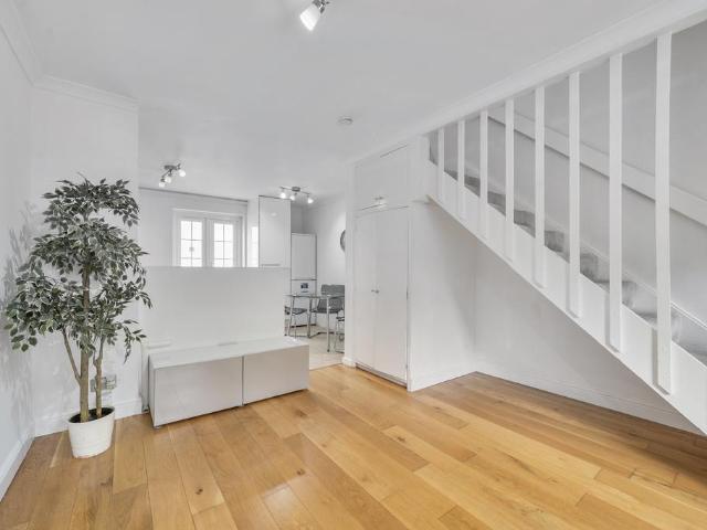 Francis Close, London, E14 2 bed house to rent £2,250 pcm £519 pw